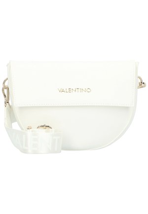 Weiße Valentino Halbmond Crossbody-Tasche mit Klappenverschluss und breitem, markenbesticktem Schulterriemen mit goldfarbenen Beschlägen.
