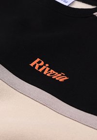 Μαύρο και μπεζ φούτερ με οριζόντιο σχέδιο σε μπλοκ χρωμάτων και πορτοκαλί λογότυπο "Riviera", ριμπ γιακά και απαλή υφή υφάσματος.