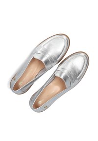 Zilveren metallic loafers met een gestructureerde afwerking, voorzien van een traditionele penny-sleufdetail en een soepele binnenvoering.