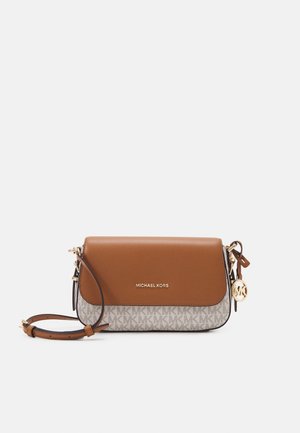 Bruine en beige Michael Kors crossbodytas met logoprint, gouden MK-bedel, verstelbare band en klepsluiting op een effen achtergrond.