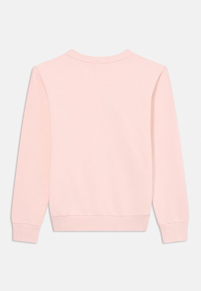 Lys rosa genser, mykt bomullsmateriale, rund hals, ribbestrikkede mansjetter og nederkant, glatt tekstur, minimalistisk design uten utsmykning.