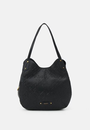 Sac à main en cuir noir avec motif embossé, deux bandoulières et une petite plaque logo dorée au centre sur le devant.