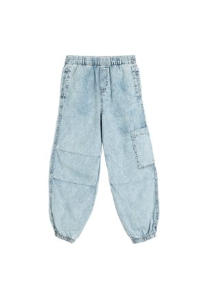 Jasnoniebieskie dżinsy z elastycznym paskiem, zwężanymi mankietami i bocznymi kieszeniami cargo. Charakteryzują się wyblakłym, teksturowanym wykończeniem tkaniny.