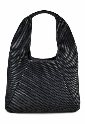 Bolso de hombro de cuero negro tejido con base rectangular suave y asa ancha de una sola correa.