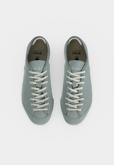 Ζευγάρι ανοιχτά μπλε sneakers Polo Ralph Lauren με λευκά κορδόνια, φαίνεται από πάνω σε λευκό φόντο.