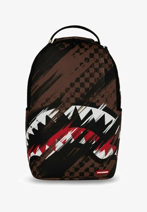 Mochila con patrón de cuadros marrón y negro que presenta un gran gráfico de boca de tiburón blanco y rojo en la parte delantera.