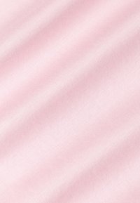 Jasnoróżowa tkanina o gładkiej fakturze i delikatnym połysku, z subtelnym wzorem w skośne żeberka.