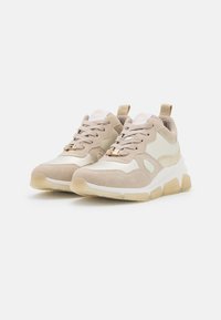 Beżowe sportowe sneakersy z cholewką z zamszu i siateczki, białymi akcentami, teksturowaną podeszwą i wyściełanym kołnierzem. Zawierają złote elementy na sznurowadłach.