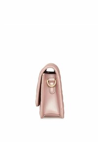 Różowa, pikowana torebka z sztucznej skóry o wyraźnym kształcie, z ozdobnym złotym pierścieniem po boku, gładką teksturą i minimalistycznym designem.