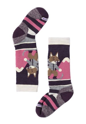 Par de calcetines morados, rosas y grises con un dibujo de un animal esquiando y un diseño montañoso con patrones de rayas en los pies y los puños.