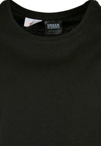 Must musta T-särk ümmarguse kaelusega, sile tekstuur ja silt "URBAN CLASSICS" koos suuruse etiketi jaotusega sees.