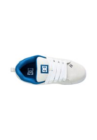 Zapatilla de ante blanco con forro de tela azul, cordones blancos y un logotipo azul en la lengüeta. Presenta una suela texturizada y puntera reforzada.