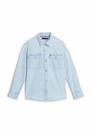 Hellblaues Jeanshemd mit langen Ärmeln, Druckknöpfen, zwei Brusttaschen mit Klappen und kleinem Logo auf der linken Tasche.