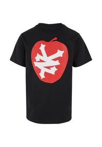 Sort t-shirt med korte ærmer, der har et stort rødt æblemotiv med et hvidt knogledesign i midten. Fremstillet af bomuldsstof.