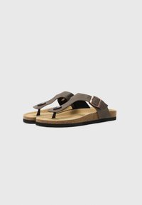 Brune flip-flop sandaler med en korkfodbed, gummi ydersål og en justerbar strop med en metalspænde og rund tåpost.