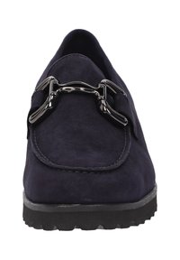 Donkerblauwe suède loafer met zwarte rubberen zool en zilveren metalen paardengesp detail over de voorkant, gezien van voren.
