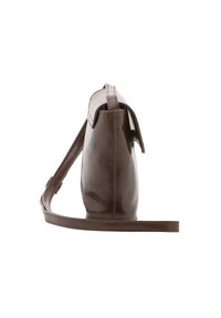 Borsa a tracolla in pelle marrone con una forma strutturata, parte superiore con pattina piatta e tracolla rimovibile. Tessuto liscio, hardware minimale.