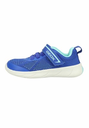 Chaussure de sport enfant bleu avec mesh respirant, doublure intérieure bleu clair, semelle blanche et bande velcro portant l'inscription « GEOX ».