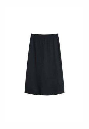 Una gonna nera con una texture liscia, di lunghezza media, presenta una semplice silhouette a trapezio e una vita elastica per il comfort.