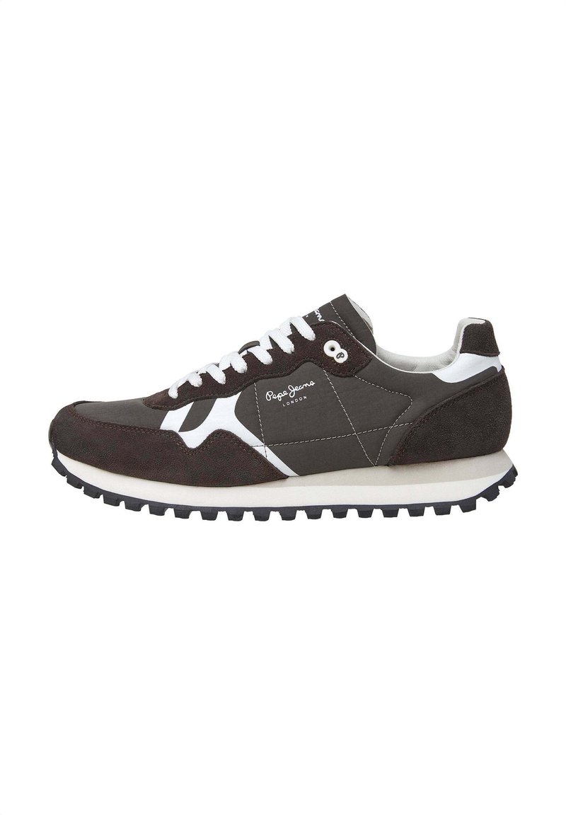Zapato deportivo de cuero ante marrón y sintético con detalles en blanco, cordones planos y suela de goma negra con surcos de tracción.