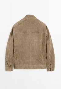 Wildlederjacke in hellbraun mit Kragen und langen Ärmeln. Die Rückansicht zeigt die glatte Textur und minimalistische Nähte.
