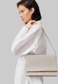 Calvin Klein LINEAR CONV - Sac à main - sand pebble