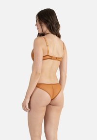 Bikini deux pièces marron avec une texture lisse, des bretelles réglables et un système de fermeture à crochet au dos, agrémenté de finitions contrastantes.