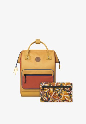 Gelber und rostfarbener Rucksack mit Fronttasche und oberen Griffen neben einem kleinen bunten Beutel mit Blattmuster und Reißverschlusstasche.