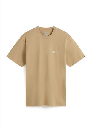 Beżowy t-shirt Vans z krótkimi rękawami, okrągłym dekoltem oraz małym białym logo Vans na lewej piersi na białym tle.