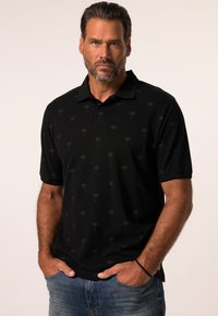 Černé polo tričko s jemným vzorem palmových stromů, krátkými rukávy a standartním límečkem. Materiál vypadá hladce a lehce.