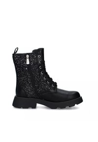 Stivale da combattimento in pelle nera con zip laterale, pannello in glitter nero, lacci frontali e suola spessa su sfondo bianco.