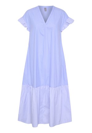 Světle modré šaty s bílými vertikálními pruhy, V-výstřih, krátké volánkové rukávy a nařasený spodní lem, vyrobené z měkké látky.