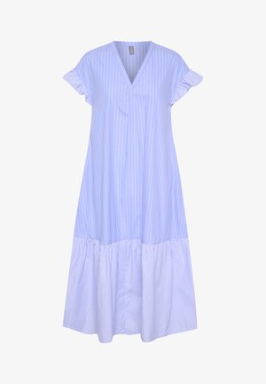 Rochie bleu deschis cu dungi verticale albe, decolteu în V, mâneci scurte cu volane și tivul de jos plisat, realizată dintr-un material moale.