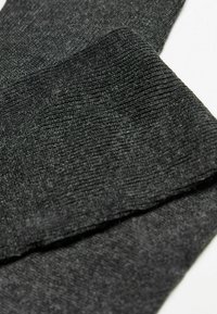 Dunkelgraue Socken aus strukturiertem Stoff, mit einem gerippten Muster und einer glatten Oberfläche. Die Farbe ist einheitlich ohne sichtbare Verzierungen.