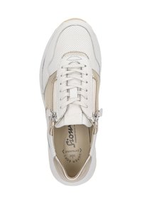 Weiße Leder-Sneaker mit perforiertem Design, beigen Wildleder-Akzenten, weißen Schnürsenkeln und seitlichem Reißverschluss. Weiches Innenfutter und gepolsterte Sohle.