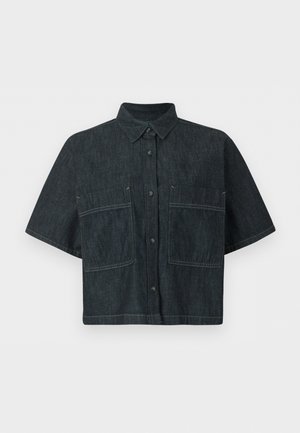 Sort kortærmet skjorte med knapper og spids krave samt to store forlommer, vist fladt på hvid baggrund.