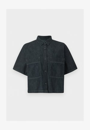 Zwart kortärmlig blouse met knopen, een puntige kraag en twee grote voorzakken, plat uitgespreid op een witte achtergrond.