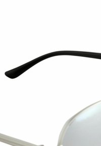 Branches noires courbées de lunettes à monture métallique avec verres clairs sur fond blanc.