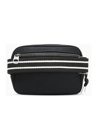 Borsa nera in tessuto con superficie texture, dotata di una tasca anteriore con zip, una larga tracolla a strisce bianche e dettagli in hardware argentato.