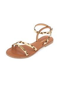 Sandalia plana de estampado de leopardo con tiras finas y una sola correa en el tobillo. Plantilla de cuero marrón, detalle de costura y un pequeño logotipo dorado.