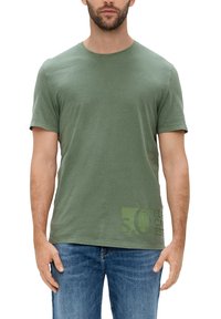 s.Oliver MIT GARMENT DYE - T-shirt print - tannengrün