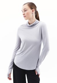 Lichtgrijze longsleeve shirt met een kraagontwerp, gemaakt van een gladde, rekbare stof. Heeft duimgaten in de mouwen.