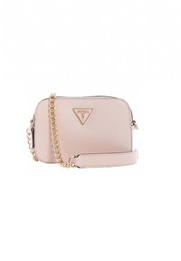 Borsa a tracolla sintetica rosa con catena e tracolla dorate, dotata di una placca logo triangolare e chiusura con zip, texture liscia e design minimalista.