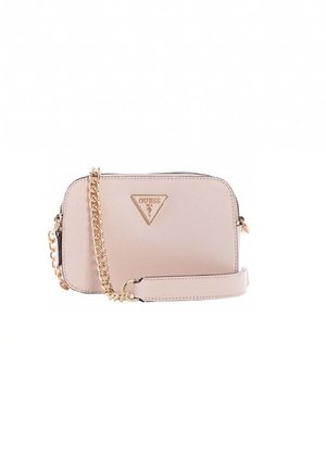 Borsa a tracolla sintetica rosa con catena e tracolla dorate, dotata di una placca logo triangolare e chiusura con zip, texture liscia e design minimalista.