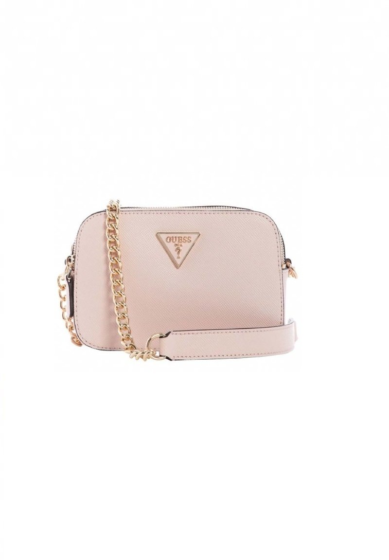 Borsa a tracolla sintetica rosa con catena e tracolla dorate, dotata di una placca logo triangolare e chiusura con zip, texture liscia e design minimalista.