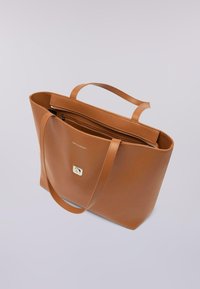 Borsa tote in pelle marrone con manici doppi, chiusura con zip e branding discreto. Texture liscia con una forma strutturata e senza motivi visibili.