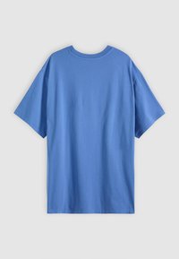 Šviesiai mėlynas medvilninis trumpas rankovė t-shirt, su apvaliu iškirpimu ir paprastu, laisvu siluetu, be matomų logotipų ar raštų.