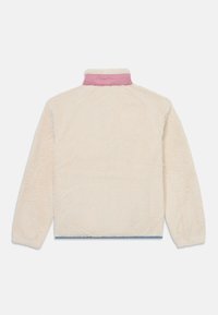 Fleece jack in gebroken wit met een zachte textuur, met een roze kraag en een blauwe onderrand. De achterkant toont geen extra details.