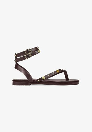 Bosanova, SANDALIAS PLANAS NEGRAS CON TACHUELAS Y DOBLE PULSERA - Sandalias de dedo - marron