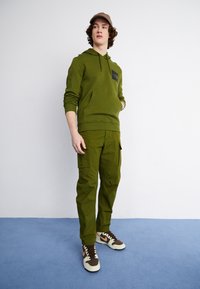 The North Face ANTICLINE PANT - Cargobyxor - forest olive